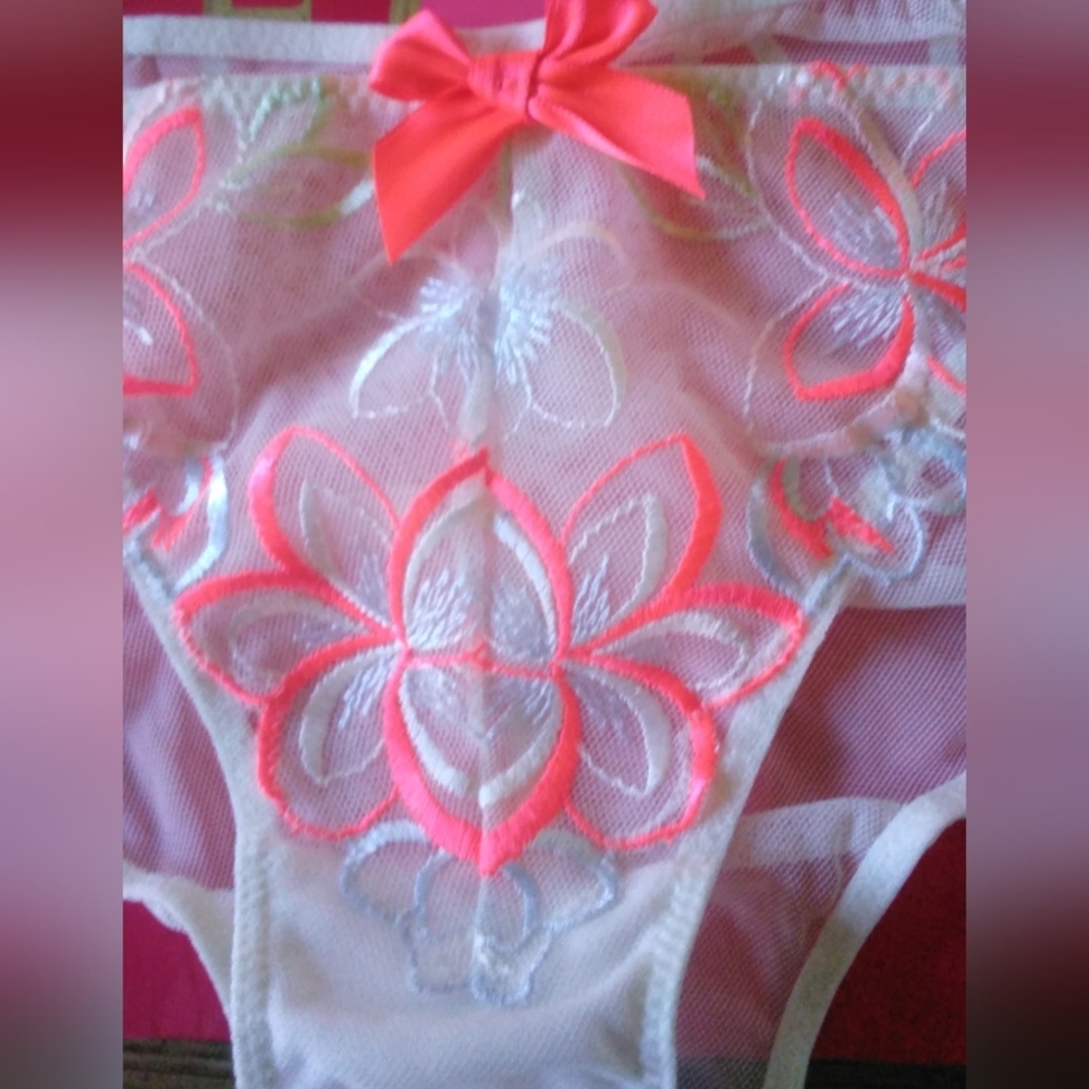 Victoria's Secret Stunning/Elegant Bra And Pantie Set! Panties-small Bra-34C - Picture 5 of 14